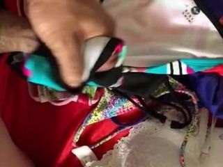Usando sutiã e porra de biquíni manchado