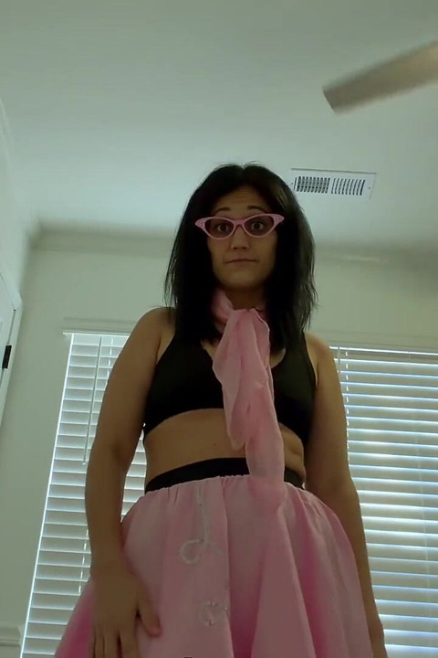 Devyn's Sultry '50-an Giantess Fantasy 4K Pov Tiny Thrills Menanti!