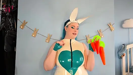 Домина зайчика начиняет задницу, инструкция по дрочке