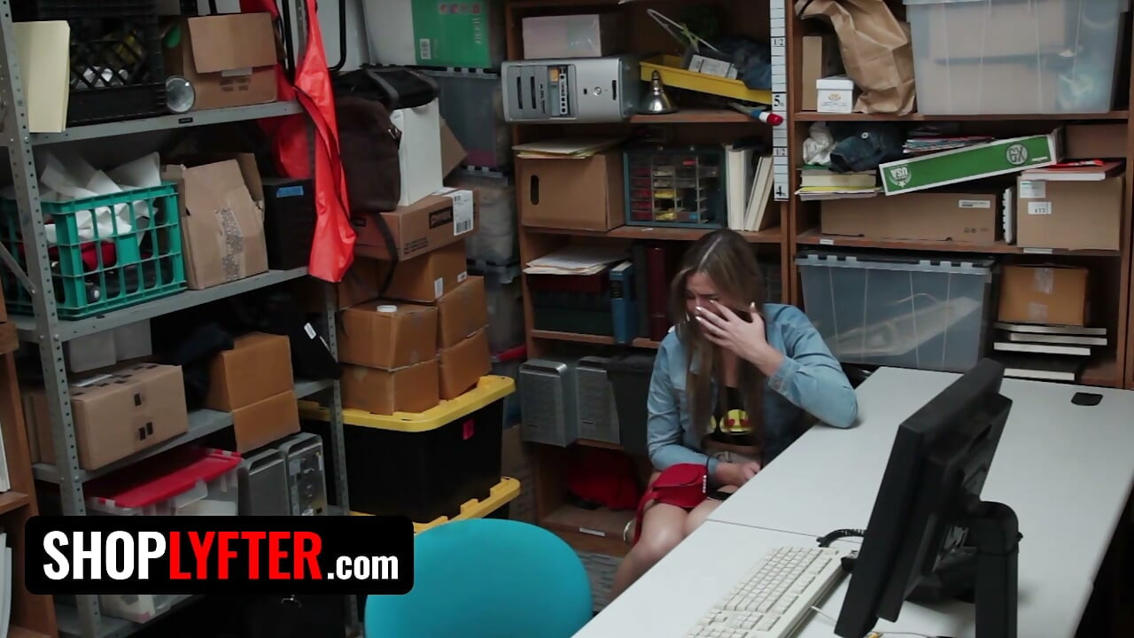 Shoplyfter - Curvy Babe Blair Williams Regretted Stealing When the Officer Took Her to the Backroom