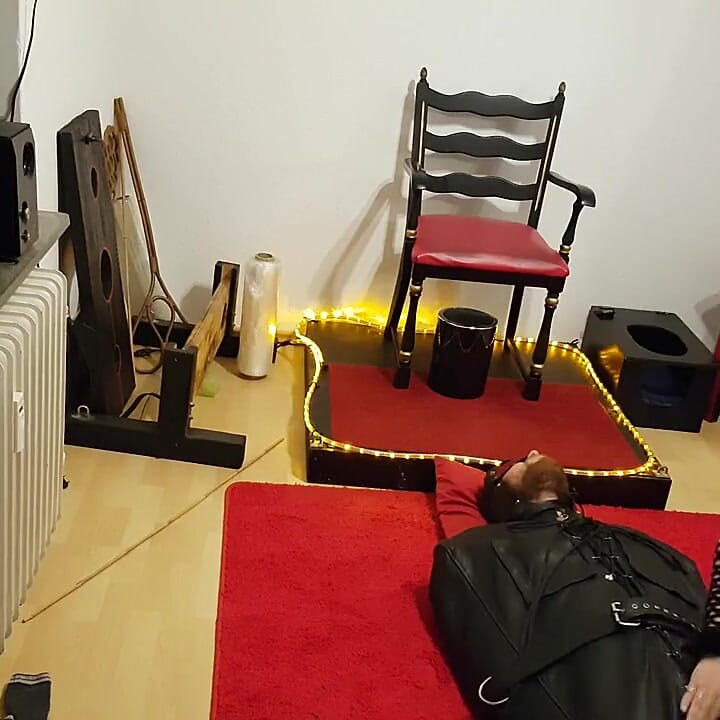 Lave en saco de cuero parte 1 - milf domina provoca atada pedrea - negación bdsm