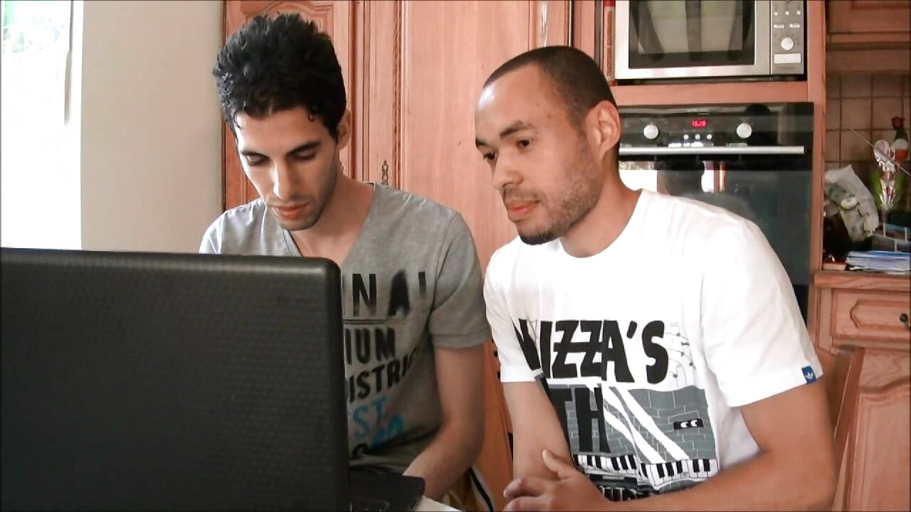 İnternette Iki Genç Olgun Biriyle Tanışır Ve Oturma Odasında Onunla Sevişmeye Gider