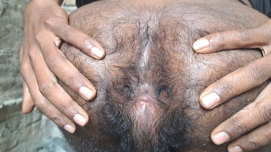 Orang tua memasak dan masterbasi rambut yang diminyaki