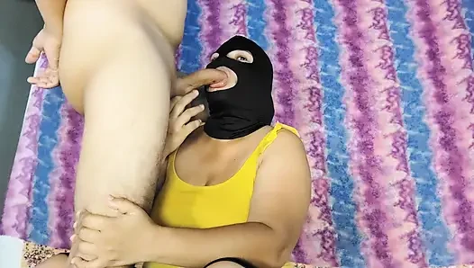 Pacar cantik memberikan blowjob tenggorokan dalam