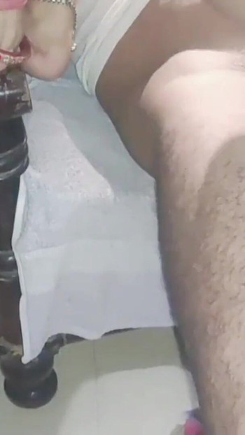 Nezaboravan trenutak iz "Moja slatka polusestra mi je jučer dala priliku za jebanje. Oboje smo uživali u cijeloj noći, hindi seks video"