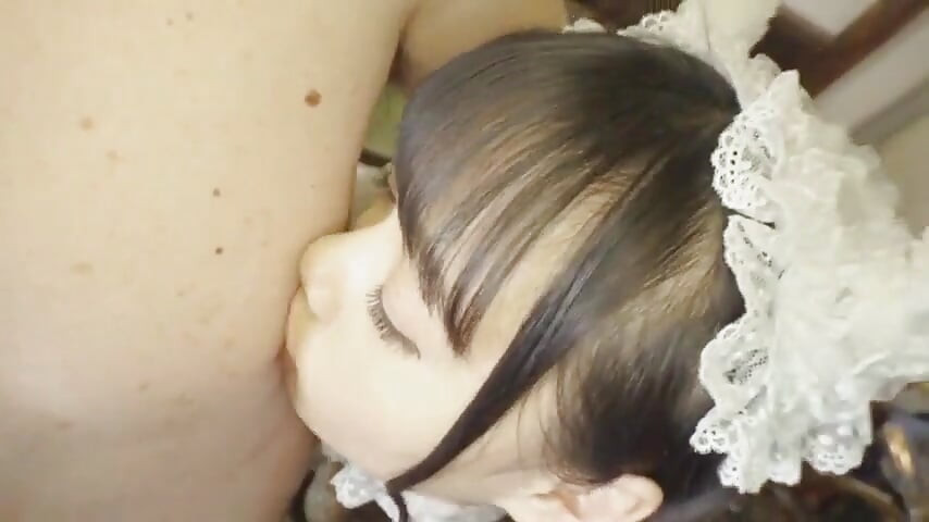 Hombre maduro y una belleza gótica en un encuentro oscuro y tentador