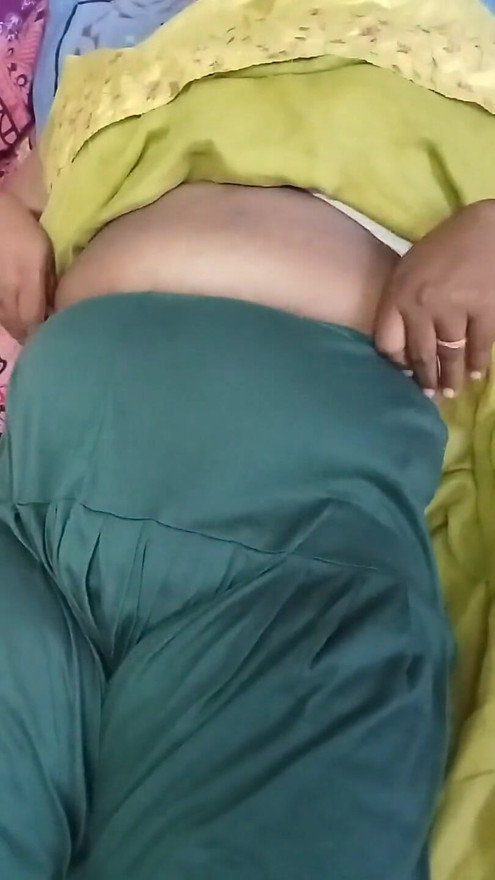India tía consigue su dulce coño el toque de los dedos