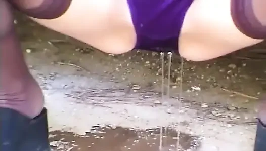 Писсинг в штанах из машины