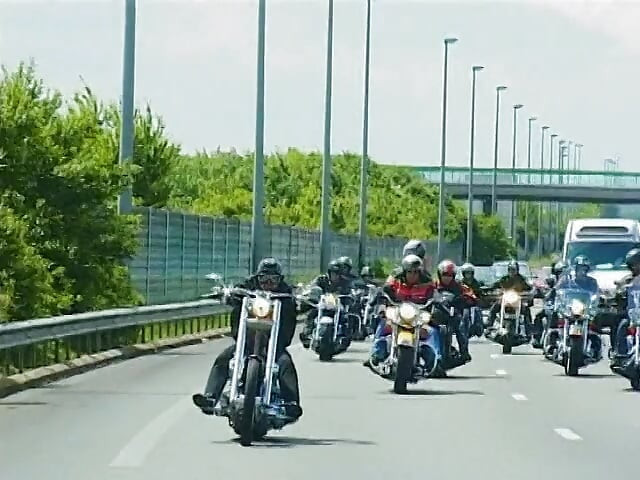 Șeful Motociclistilor Gang invită dansatoare exotice cu ochi slăbiți și pepeni mari togive cuplu de ei un plumb