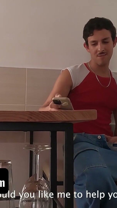 אלפונסו עושה עבודות אינסטלציה עבור אנריקה כשהוא שם לב שהוא כל הזמן נוגע בבליטה שלו | קליפ 1