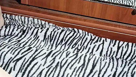 Video rekaman masturbasi cewek sange ini lagi asik masturbasi di depan cermin sambil melucuti celana dalamnya