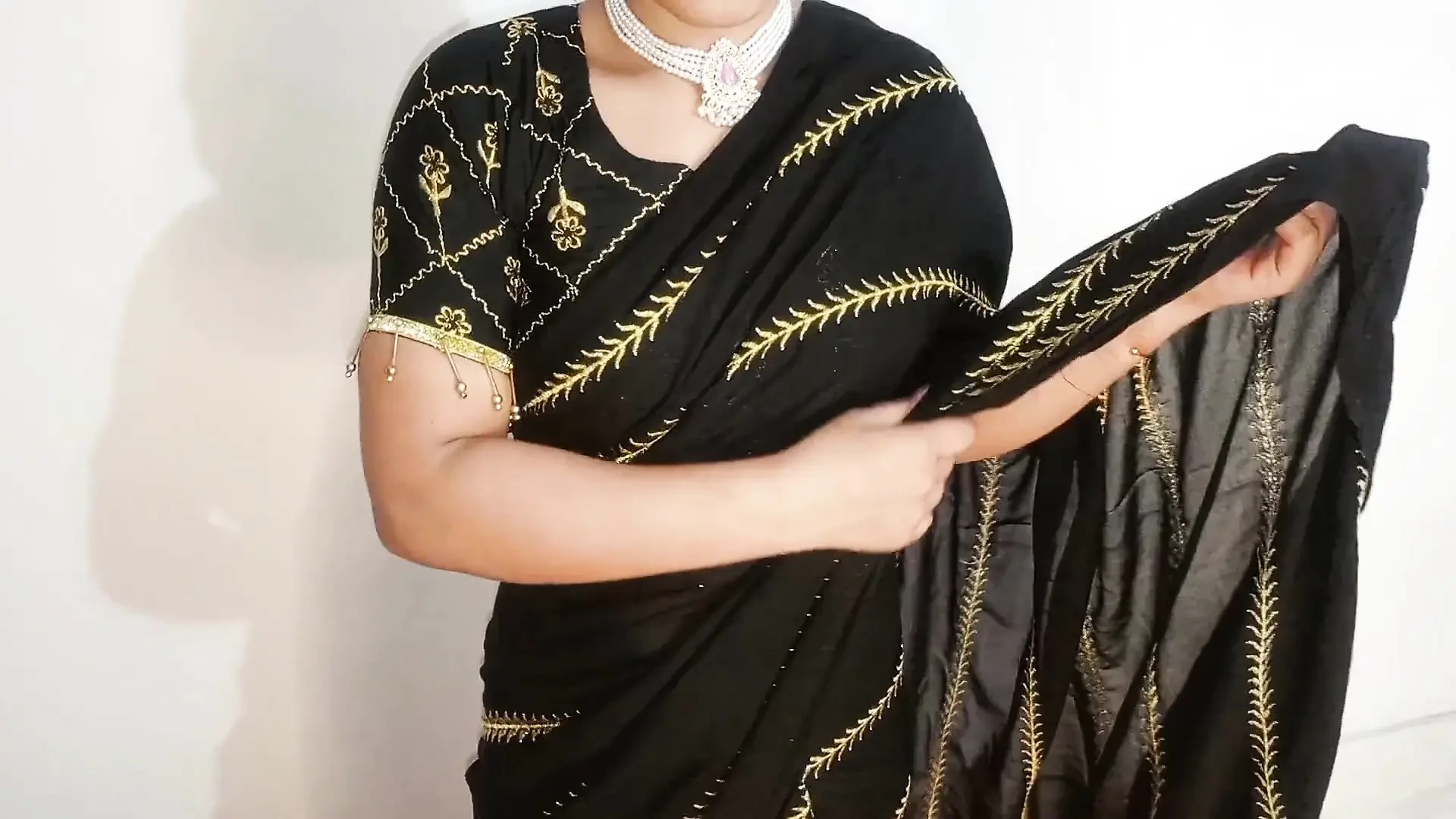 Beautiful Saree Bhabi Fucked Her Devar