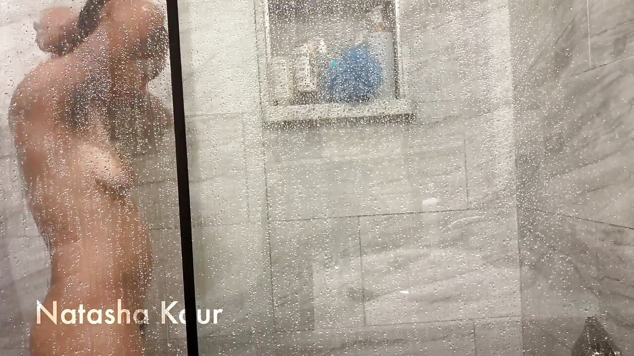 POV: Du tittar på mig duscha och jag städar upp efter duschsex