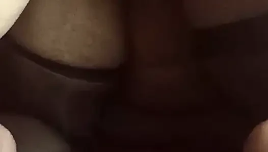 Sikişen evli kadın bir arkadaşı tarafından sikiliyor, bundan hoşlanıyor