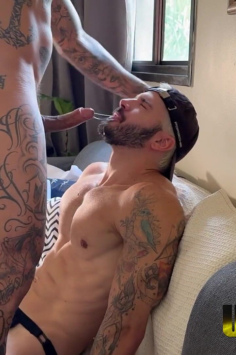 Big Dick Latino pieprzy tyłek bez siodła Hayden Gotti Muscle Stud Anal