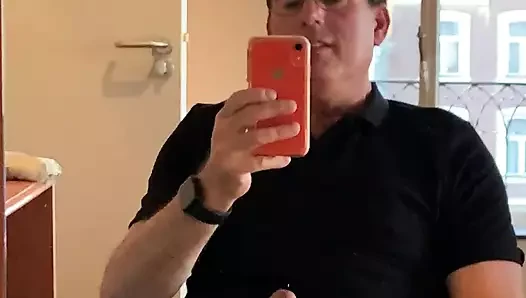 Hızlı mastürbasyon seansı ve işten sonra boşalıyor. Ben de dölümü yiyorum.