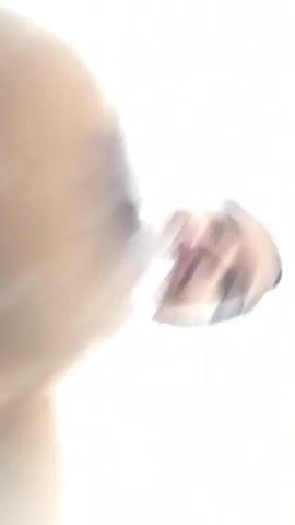 Izraeli lány a zuhany alatt