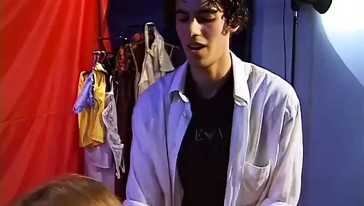 GGG — брызгает мне в лицо! Волосатая шлюха получает всю порцию спермы в лицо!