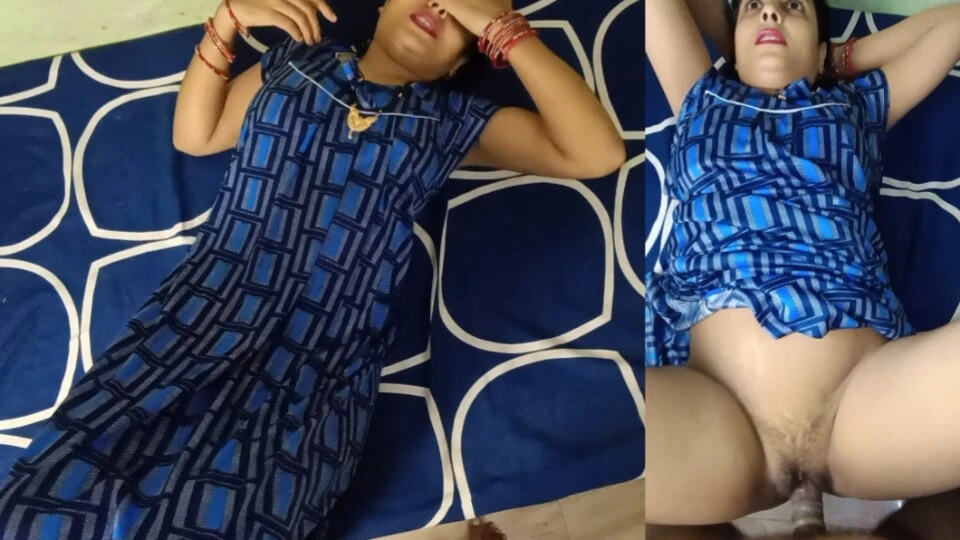Prelepa desi seoska svastika prvi medeni mesec sa ljubavnikom sa fakulteta u svojoj spavaćoj sobi.