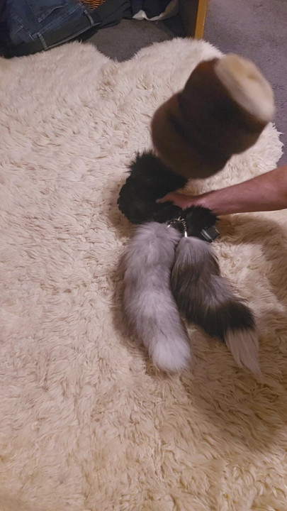모피로 덮인 드릴. 그리고 그것은 놀랍습니다. 털이 많은 페티쉬 장난감