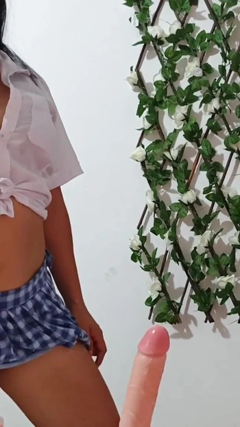 "MODELLEMENIN BAŞLANGıCı!! KıSA ETEKLI SEKSI ÖĞRENCI LEZZETLI OTURMAYı TEST EDIYOR"
