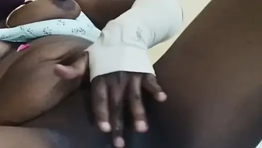 Aunty Bedla pu potu vachirukan vangada pulu yatha