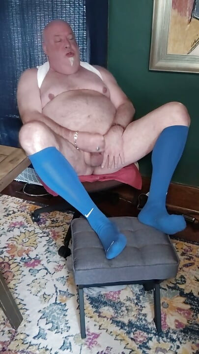 Titey Whities ve uzun mavi çorapla mastürbasyon yapıyor