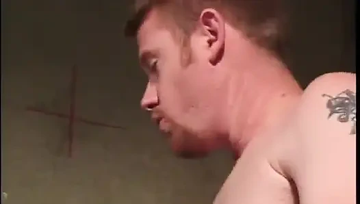 Миниатюрная азиатская телочка трахает страпоном мужика в тройничке