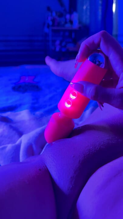 Perverse studente neukt haar poesje en denkt aan haar stiefvader