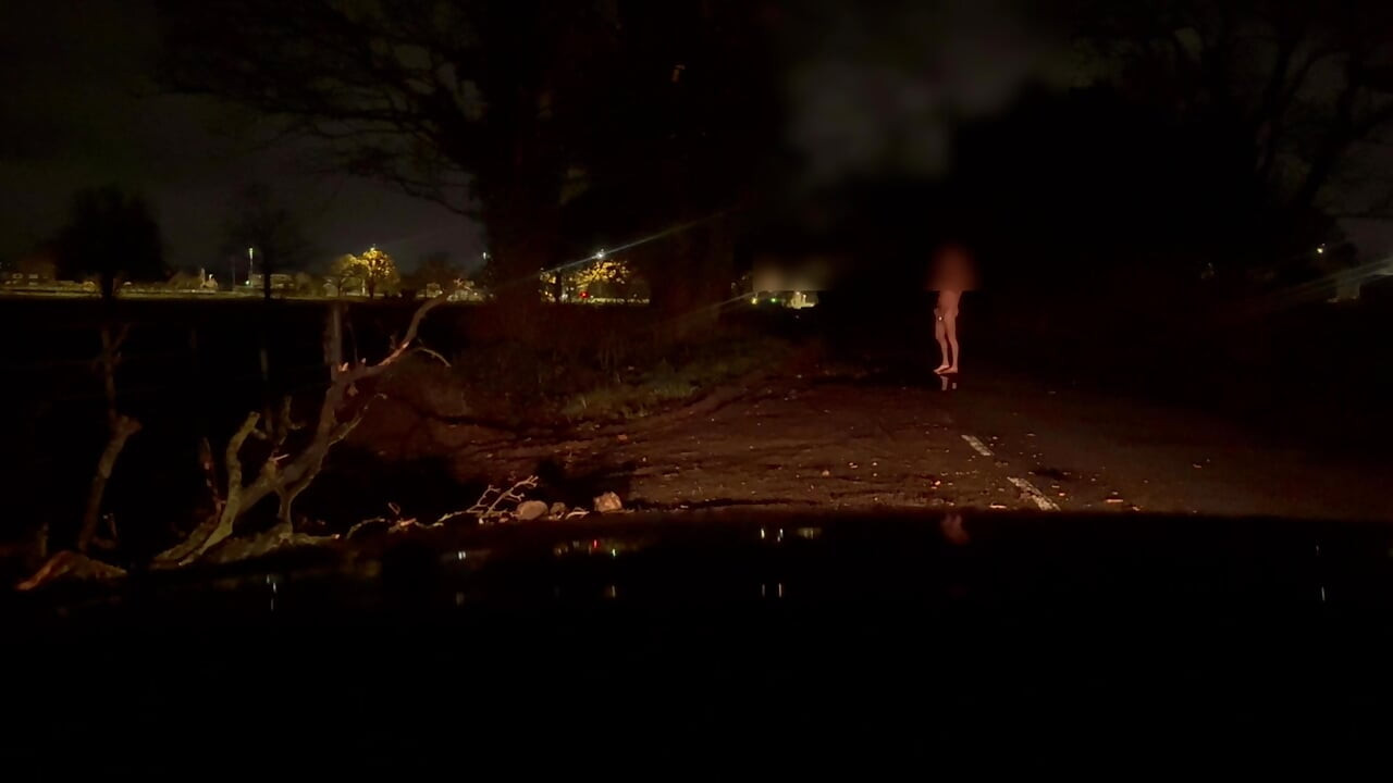 危险的裸体步行赤脚和裸体撸管和抽搐，如果车经过，没有藏身之处