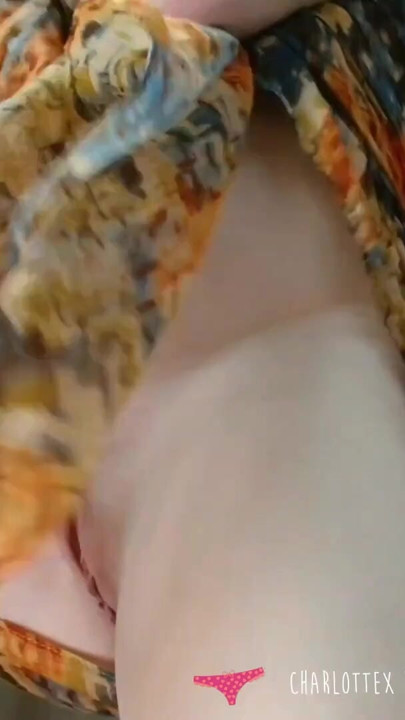 Vends-ta-culotte - Stunning French MILF turns you on with her perfect ass and her delicious pussy | Clip 1