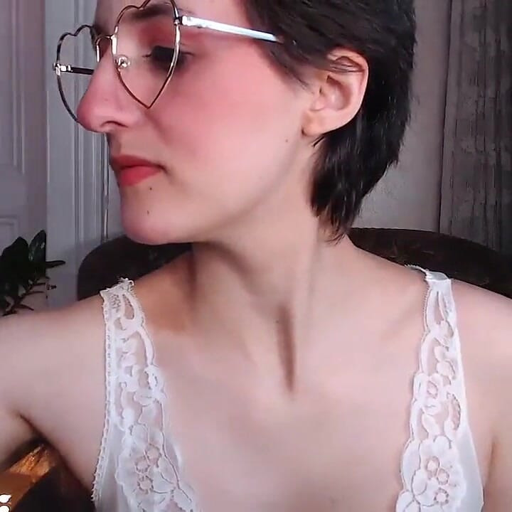 Camgirl - tufă completă sub cămașă de noapte