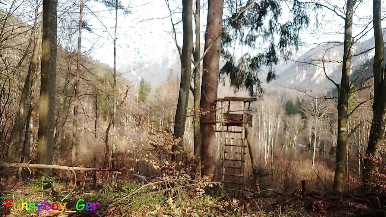 Dreamlike: Hago pis en el bosque, en las montañas, y me masturbo la polla gruesa con bolas llenas de bolas.