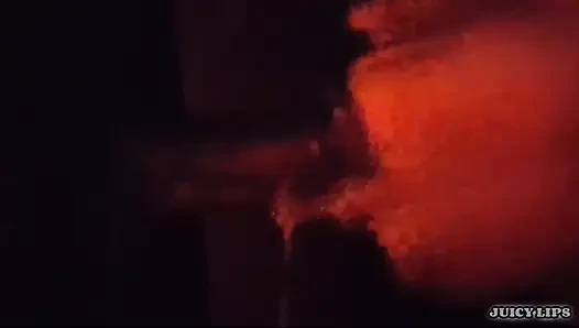 Sulu dudaklar onu kırmızı odaya getiriyor ve sikini gırtlağına kadar alıyor
