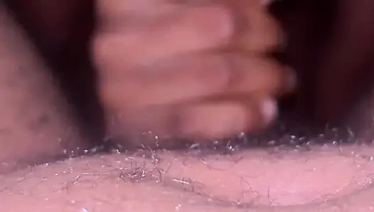 Сексуальное тело в любительской камере, стройная чернокожая тинка делает минет африканскому большому черному члену