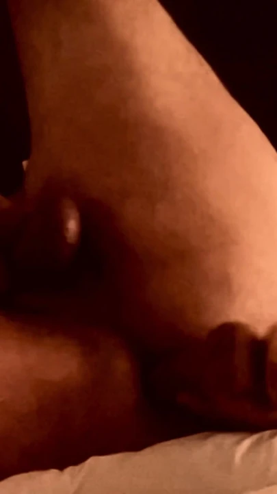 Érzelmes pillanat a "BravoXray Amped Up Bear Explores with Wife's Toy In Hotel" című filmből.