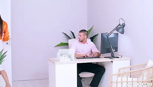 Sekretaris nakal cindy shine menggoda bosnya yang hot