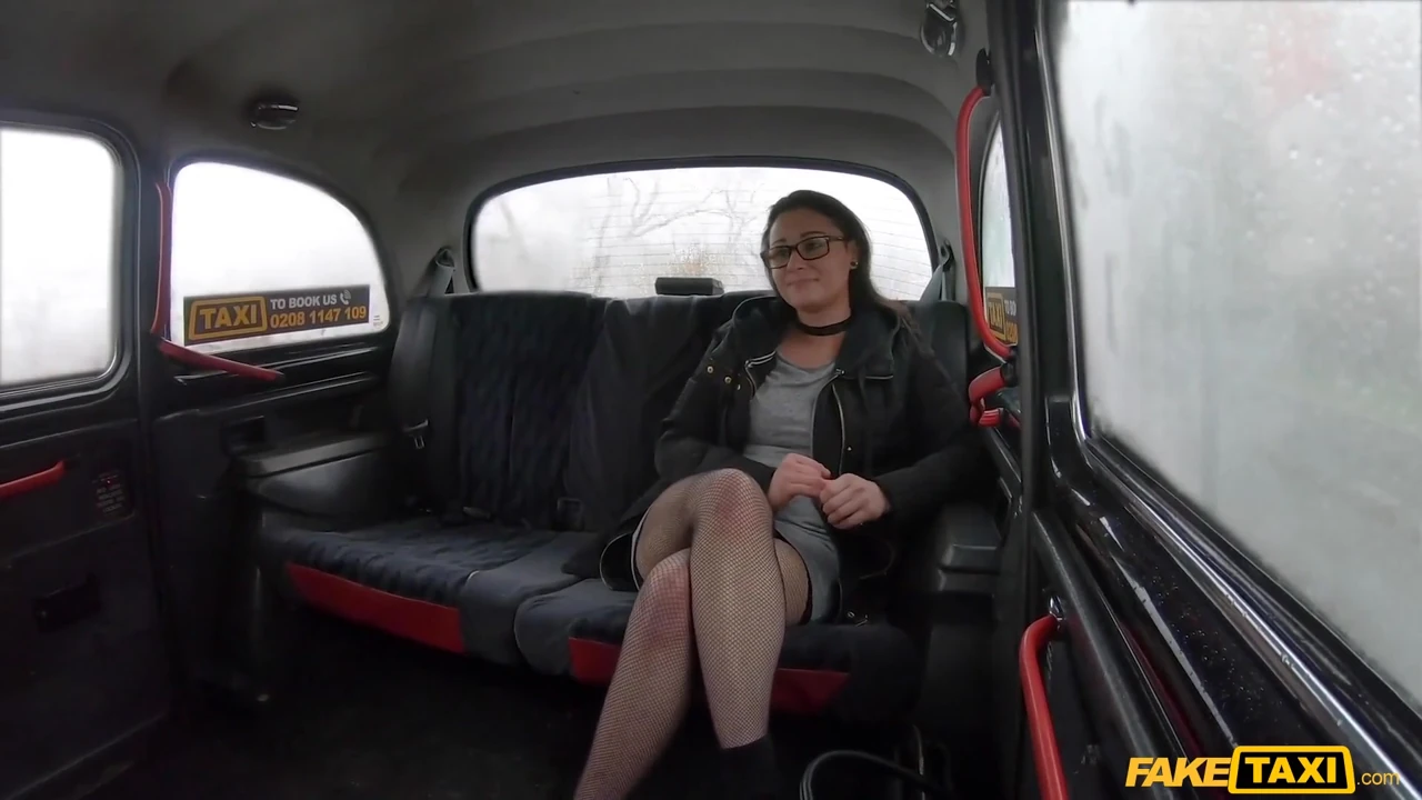 Fake Taxi - file çoraplı asosyal hatun Klaudia Diamond kocasını aldatıyor