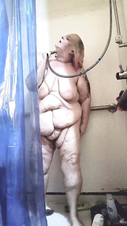 สาวผมบลอนด์ลามกลูบลอนด์ในห้องอาบน้ําขณะที่คุณดูเธอล้างตูดสกปรกของเธอ