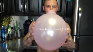 Balloon-фетиш - сержант Miles дует воздушными шариками, видео 1