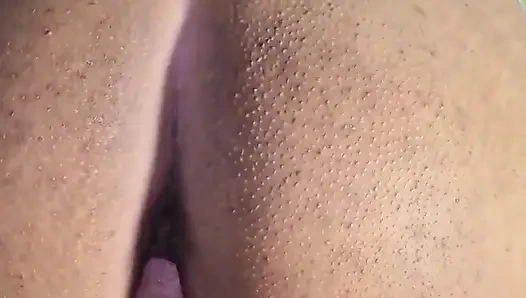 Tetanggaku bertindak sopan tapi dia pelacur sejati, dia menuangkan asinya ke kontolku