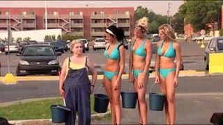 Sexy scherzo di autolavaggio con ragazze in bikini calde