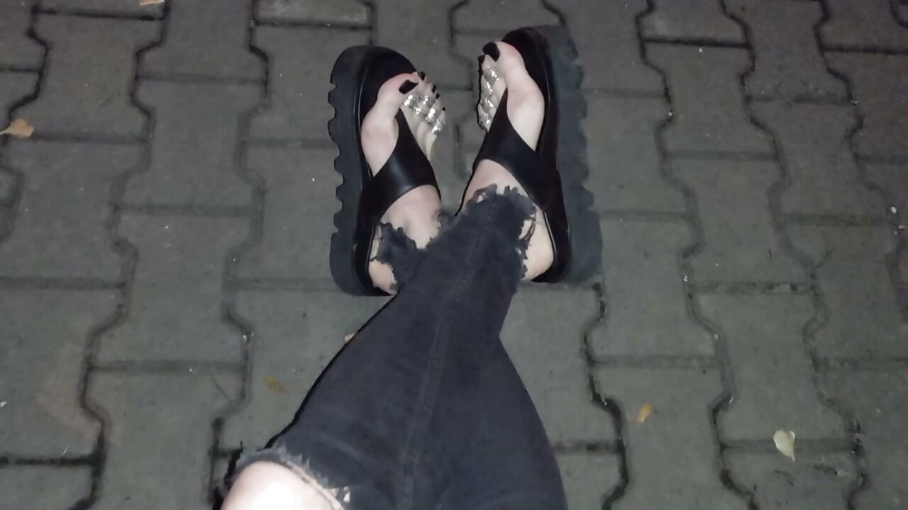Moje gorące stopy crossdressera drażnią twarde kutasów podczas nocnego spaceru