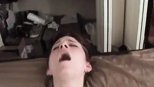 Lesbian yang hampir cukup umur jadi binal dengan strap-on