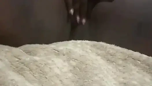 Siyah iri güzel kadın tek başına mastürbasyon yapıyor