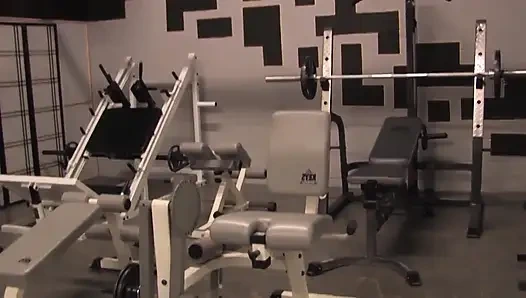 Pulsierender schwanz tief in schlampiger muschi beim Hämmerfest