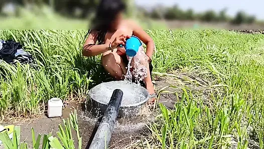 Kheton mein desi sauteli bahan Sadi utaar kar Naha Rahi Hai khula bathroom jungle mein bhabhi Naha rahi hai sasur ji ne deka outdoor Bahhroo