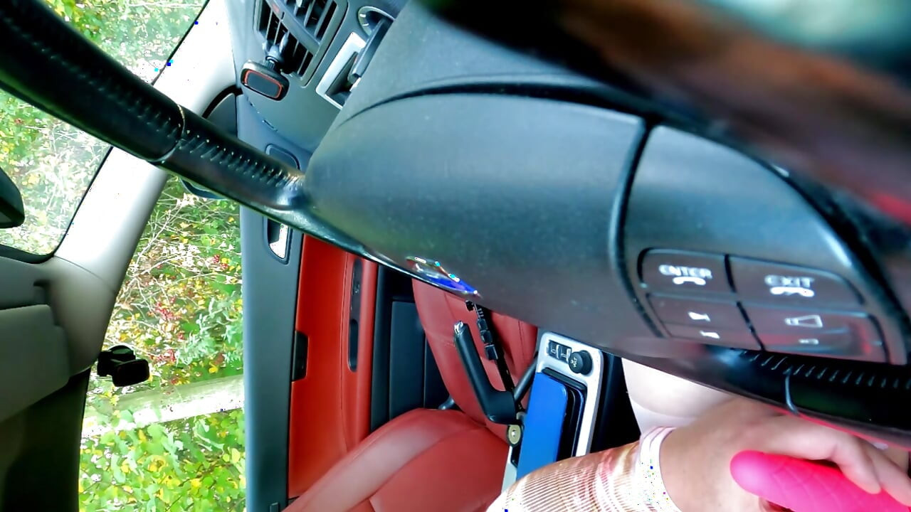 แต่งตัวข้ามเพศ Kellycd2022 เพื่อขับรถลงถนน