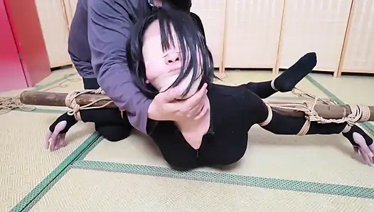 Xr40-siyah çoraplı kız haça bağlı