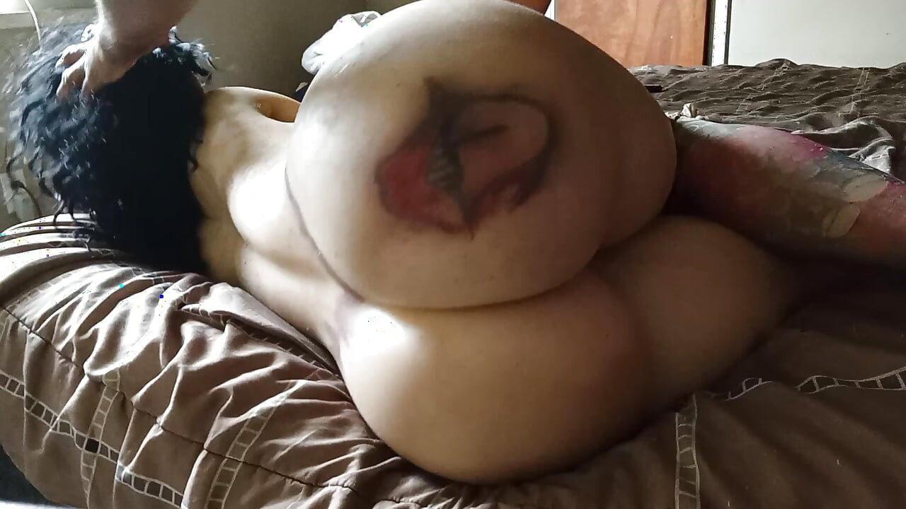 Angkat pantat besar, kaki besar Trailer Trashy La'Tricia.. Dan gettin 'di antara pipi stanky pawg-nya! :)